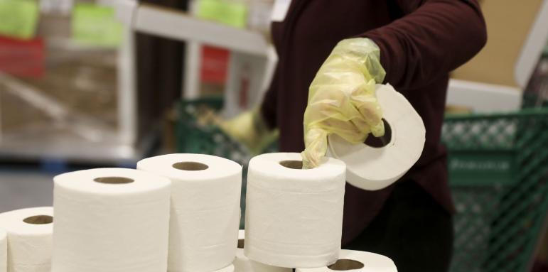 Ефектът на доминото: Защо тоалетната хартия поскъпна драстично